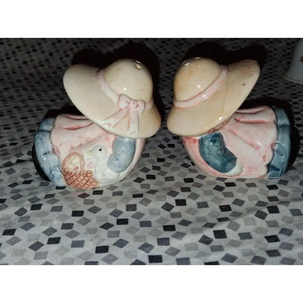 Holly Hobbie Salt and Pepper Shakers Ceramic Prairie Girls 3